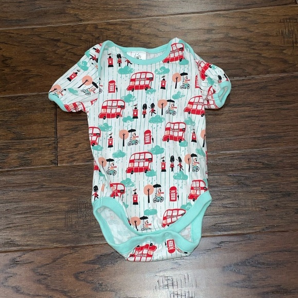 🚗Little Red Bus Onesie Unisex 6/12 Months - Picture 1 of 2